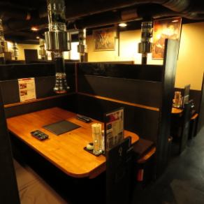 4名様テーブルが9卓、6名様テーブルが1卓、2名様テーブルが1卓ございます。大人数でのご予約もご相談ください！