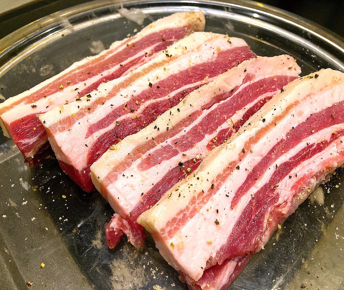 삼겹살의 고기가 미야자키 현의 종목 돼지 "맛 돼지"로 변경하여 더욱 맛있게되었습니다.