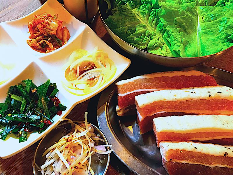Thick-sliced samgyeopsal set / Our proud dish packed with flavor on a crystal plate. 1 set ~1450 yen~