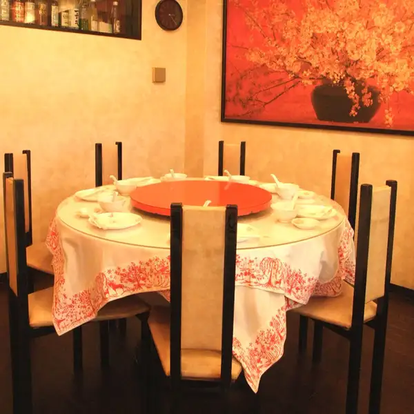 個室感覚でご利用頂ける円卓席。料理を囲んで楽しい時間をお過ごしください。小宴会にも最適です!只今、全ての飲み放題で陳年10年紹興酒が呑めるキャンペーン開催中♪