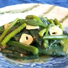 Stir-fried green vegetables and mushrooms with rock salt