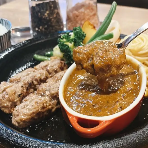 店長の“趣味”から生まれた、牛すじカレー
