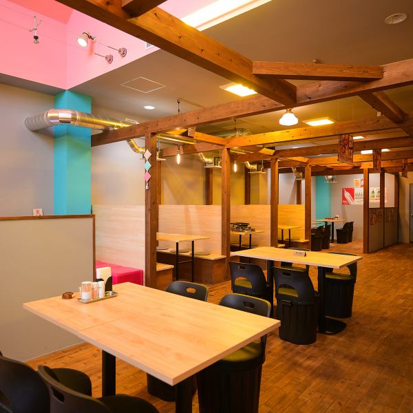 【在以木材为基调的平静空间中充分享受韩国料理】 餐厅内部是一个以木材为基调的非常平静的空间，并配有通风设备。与色彩缤纷的韩国料理非常相配，请用眼睛来欣赏吧！