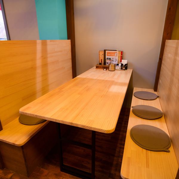 [Semi-private seating with partitions available] Semi-private tables with partitions on the back are popular.The basic capacity is 6 people, but some rooms can accommodate up to 8 people!Please use it for various banquets and parties.