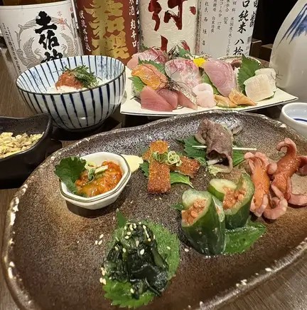 【60分钟快速饮品套餐 - 可当日预约！】享用我们著名的十种刺身拼盘和广岛特色菜！共4道菜，2500日元