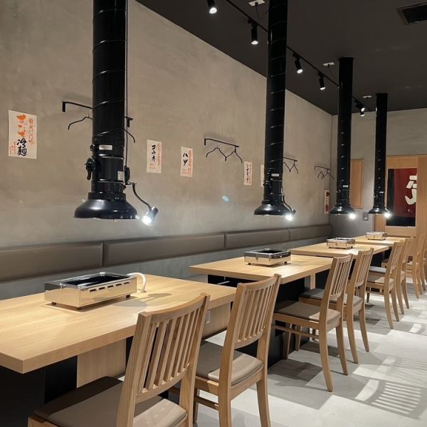 [Relax at a large table♪] Ushigura has a large table so that you can enjoy Yakiniku in a relaxed and comfortable manner. There is a sense of unity! We have created a space where everyone can enjoy Yakiniku in any situation and is filled with laughter and nature.