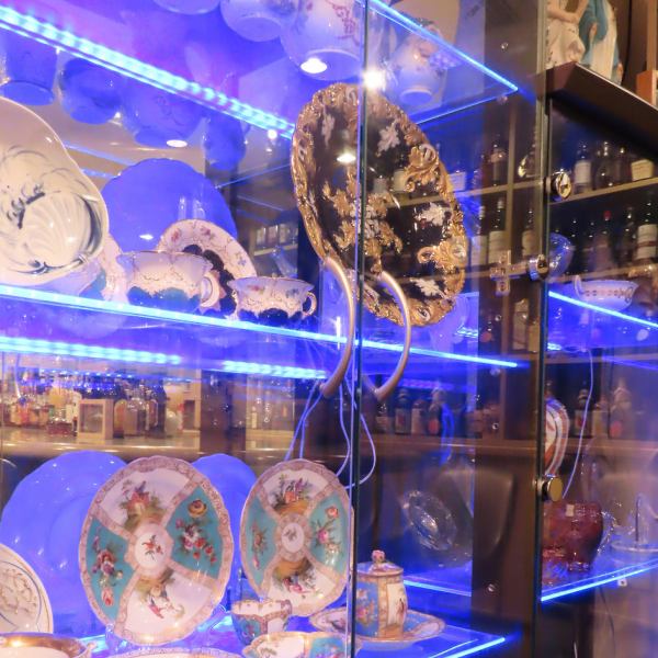 In the store, there are many works of art on display, mainly paintings.Among them, we also display antique picture plates that the master has carefully collected.It is displayed in a showcase that glows blue, so please take a look!