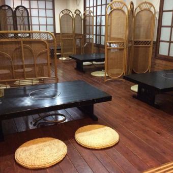 [12 people ~ Charter OK!] The hall between the boards on the 2nd floor is usually a normal tatami room and can be used by 12 to 50 people by reservation.As it is a tatami room, you can take off your shoes and relax.Please feel free to use it for everyday use such as family meals.