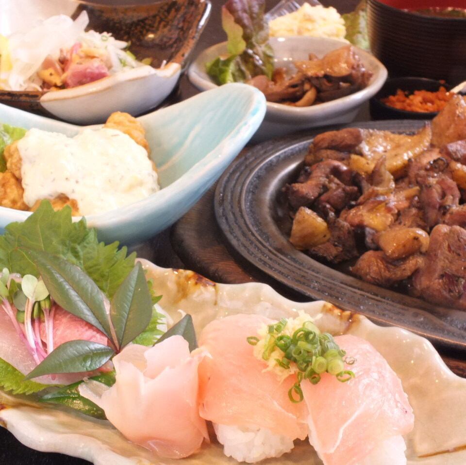 地鶏を使った鶏料理は当店自慢の人気メニューになっております♪
