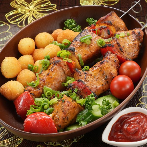 【名物】大きなお肉がゴロゴロ!本場仕込みの豪快バーベキュー串「シャシリク」フライドポテト添え