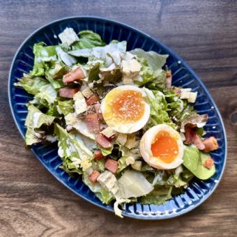 シーザーサラダ ブルーチーズと半熟卵のせ