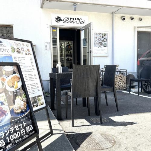 天気の良い日はテラス席でのんびりと