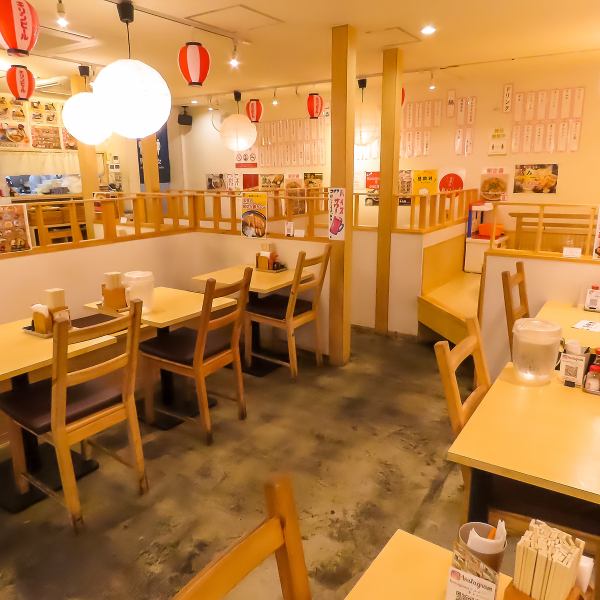 木目調の円卓が並ぶあたたかい店内は、ファミリー利用にぴったり！落ち着いたアットホームな空間で、ゆったりとした時間を楽しむことができます。家族や友人と一緒に、心温まる食事を囲んでお楽しみいただけます！