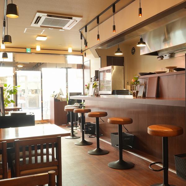 【小田原駅7分】小田原駅東口より徒歩7分の場所に構える当店。落ち着いた雰囲気の店内は、6席のカウンターを完備しています。少人数のお食事などに最適です♪皆様のご来店お待ちしております。。