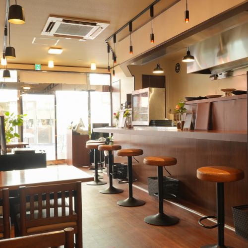 <p>【小田原駅7分】小田原駅東口より徒歩7分の場所に構える当店。落ち着いた雰囲気の店内は、6席のカウンターを完備しています。少人数のお食事などに最適です♪皆様のご来店お待ちしております。。</p>