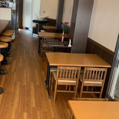 【4人掛けのテーブルも完備！】0名程のグループ利用、12～20名で貸切も可能です。貸切は少人数から対応しており、電話にて要相談で、滞在2時間でお願いをしております。