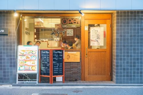 交通便利，距離新橋僅 3 分鐘步行路程