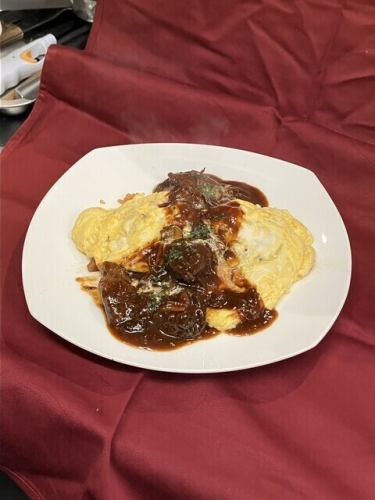 Yellowtail's special cheese omelet rice with beef stew sauce
