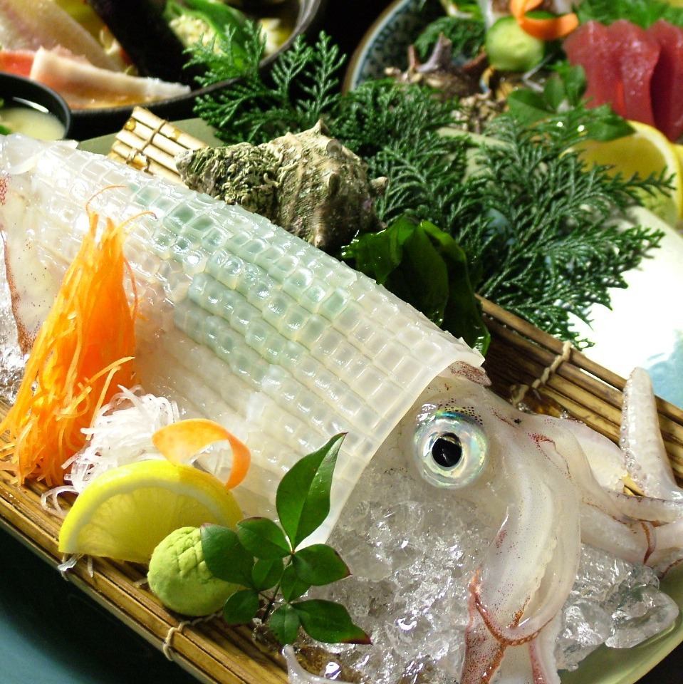 Delicious fish at reasonable prices, such as the fish market's specialty, ``Ikizukuri Squid''