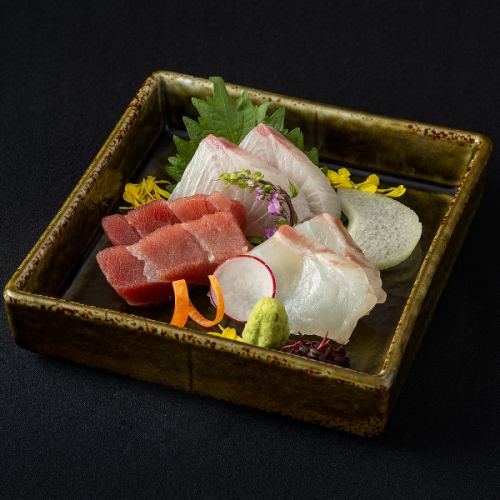 Assortment of carefully selected sashimi (3 types)