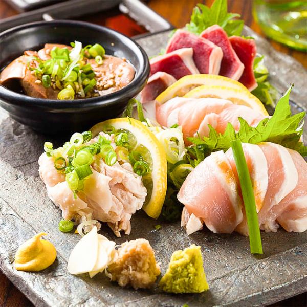 絶品!!地鶏のタタキ!!朝市締めたての地鶏をさっぱりとポン酢で召し上がっていただきます。