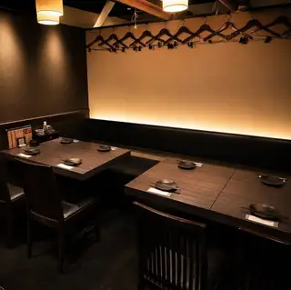 【6～8名様個室】扉付きの個室で、会社の飲み会や接待、少人数の小宴会にもおすすめ。ロールカーテンで仕切れば4名様個室としてもご利用可能。人数に合わせて使い分けられる、使い勝手の良い人気のお席です。