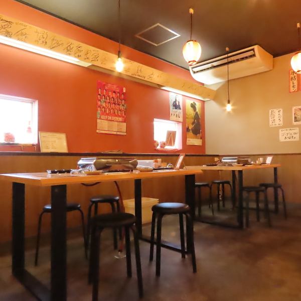 <适合小型聚会◎> 本店提供适合与家人、朋友、同事共度欢乐时光的空间。我们有三张可容纳四人的桌子供休闲使用,还有一张可容纳六人的桌子供大型聚会使用。