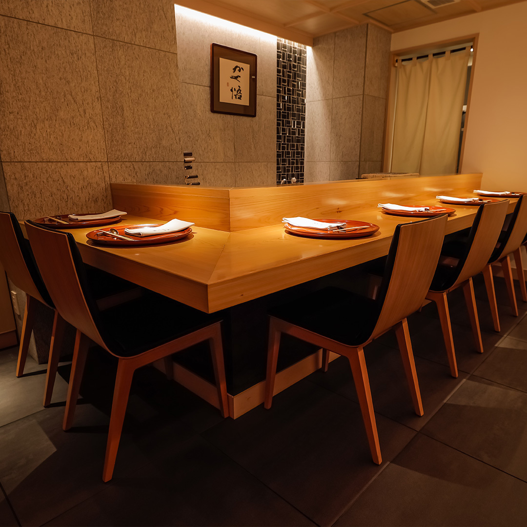 每道菜都精心烹制，我们对饮品和餐具也格外用心，为成年人营造出一种高雅的氛围。