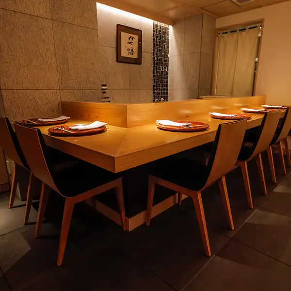 【在我们开放式吧台享受轻松时光◎】忘却时间，品尝精致美食……您可以在特别的氛围中度过美好时光。非常适合约会、周年纪念日和生日等特殊场合，也非常适合日常使用！