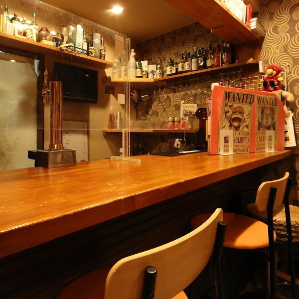 気取らず、誰もが自然体で過ごせるあたたかな空間づくりが魅力。仲間と語らう時間も、一人でゆっくり飲む時間も心地よく、帰る頃には自然と笑顔に。楽しくくつろいで、また来たくなる居心地の良さを大切にしています。