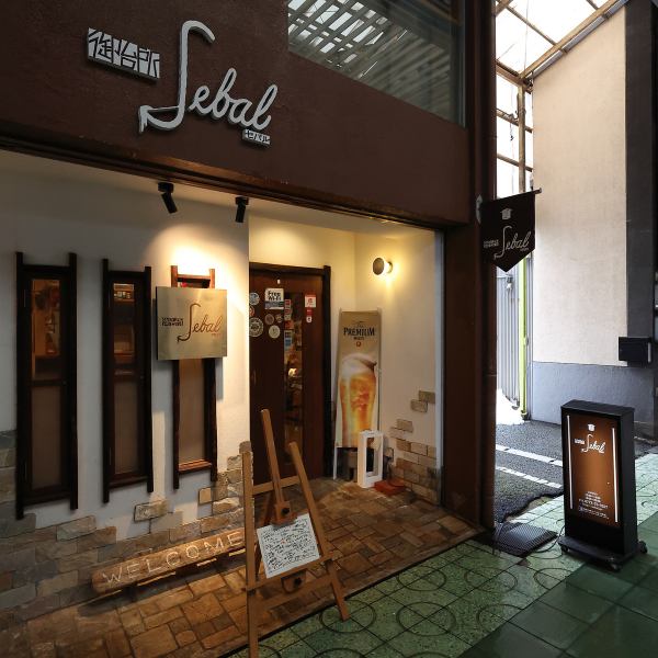 JR西舞鶴駅から徒歩約7分の好立地で、仕事帰りや待ち合わせにも便利。アクセスしやすく、ふらっと立ち寄れるのも嬉しいポイントです。宴会や飲み会の集合場所としても使いやすく、地元の方にも親しまれています。