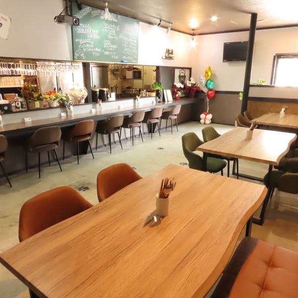 広々とした空間の店内は、4名様掛けのテーブルを3卓ご用意しており、さらにカウンター席が8席ございます。複数の卓を組み合わせてご利用いただくことも可能ですので、様々な人数に対応できます！友人やご家族との素敵なひとときをお楽しみ下さい。貸切も、お電話または店頭にて事前にご相談いただければ、ご対応可能です！