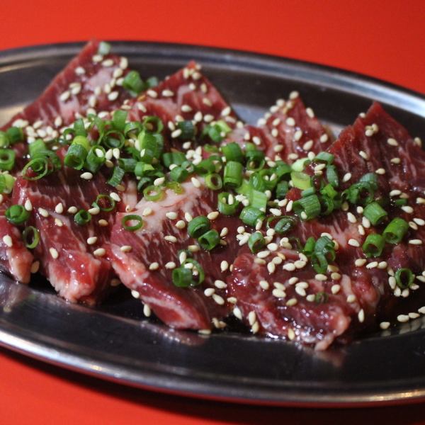 肉の旨味と脂の甘さがたまらない…名物炙り和牛カルビ