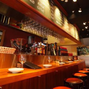 カップルに人気のカウンター席。お1人様～も大歓迎。