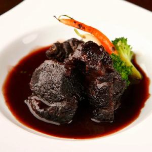 牛ほほ肉の赤ワイン煮