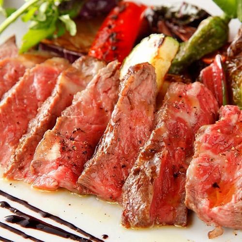 【予約必至】牛肉のステーキ　マデラと黒コショウのソース