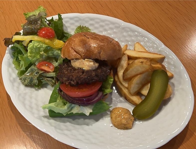 黒毛和牛ハンバーガー（フライドポテト、サラダ付）