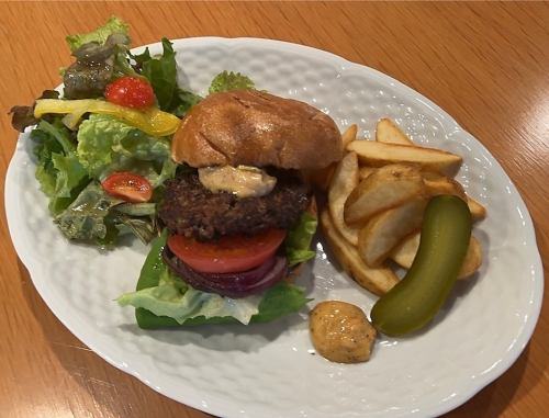 黒毛和牛ハンバーガー（フライドポテト、サラダ付）