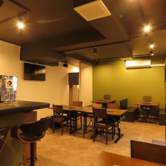 「これが本当にもんじゃ焼き屋さん！？」と驚かれるような、清潔感あふれる綺麗な内観が自慢です◎油ハネや匂いが気になりにくい空間づくりを心がけており、女性のお客様にも居心地の良い空間となっております。おしゃれで落ち着いた雰囲気は、飲み会や宴会はもちろん、女子会やデートでのご利用にもぴったりです！