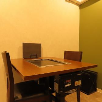 お一人様でも気兼ねなく過ごせるお席や、親しい方と語り合える2名様用のテーブル席を完備。少人数でも利用しやすい配置となっており、仕事帰りのサク飲みやカップルでのご利用にも最適。周りを気にせず自分のペースで焼けるので、鉄板焼きの楽しさを存分に味わえます。駅近でフラッと立ち寄れる気軽さも魅力です！