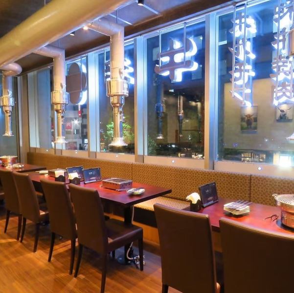 ≪開放的なテーブル席≫広々としたテーブル席は、ご家族やご友人との食事に最適です。窓からは人形町の街並みを一望でき、昼は賑やかな景色、夜はロマンチックな夜景と共に、お食事をお楽しみいただけます。開放的な空間で、思い出に残るひとときをお過ごしください。