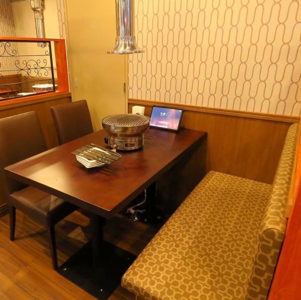 ≪ソファー席ございます！≫ゆったりとしたソファー席は、デートや女子会にぴったり。座り心地の良いシートで、リラックスしながらお食事や会話を存分にお楽しみいただけます。プライベートな空間で、大切な人との時間を心ゆくまでお過ごしください。