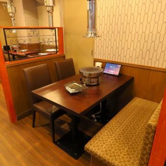 ゆったりと座れるソファー席は、デートや女子会にぴったりです。座り心地の良いシートで、リラックスしながらお食事や会話を存分にお楽しみいただけます。