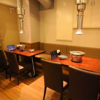 4名様テーブル×6卓をご用意。少人数利用にぴったりの落ち着いた空間で、ゆったり焼肉を楽しめます。