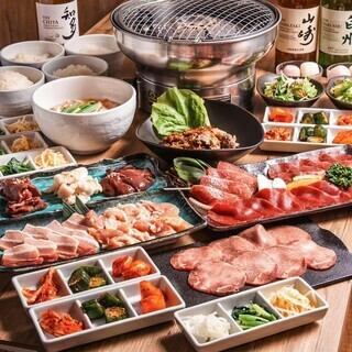 음료 무제한 쇠고기 만족 코스 와규 갈비와 호르몬 3종 모듬 등 충실의 전 11품 5700엔(부가세 포함)