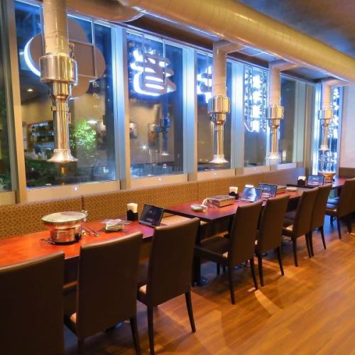 ≪침착한 공간≫ 닌교초의 경치를 일망할 수 있는 불고기 가게