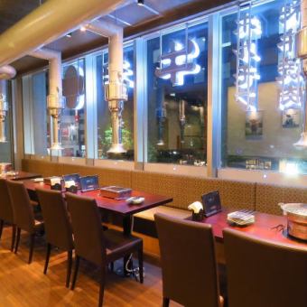 《開放的なテーブル席》広々としたテーブル席は、ご家族やご友人との食事に最適です。会社のご宴会や大人数でご利用いただけます。