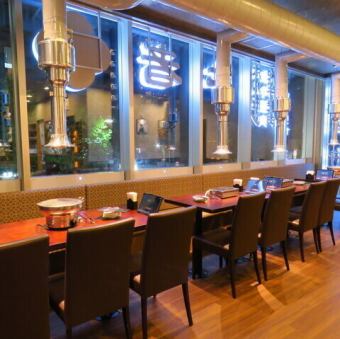 6名様用テーブル席を 2卓ご用意。ゆったり座れる落ち着いた空間で、仲間との焼肉にもぴったりです♪