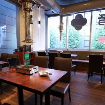店内は広々としており、25名様~最大41名様まで貸切利用が可能◎会社宴会、歓迎会・送別会、打ち上げ、友人同士の集まりなど、さまざまなシーンにぴったりです♪大きな窓から光が差し込む明るい空間は、居心地も抜群。美味しい焼肉と活気ある雰囲気で、特別な時間をお過ごしください。