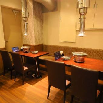 2名様用テーブル席を1卓ご用意。デートやお二人での食事に最適な落ち着いた席です。